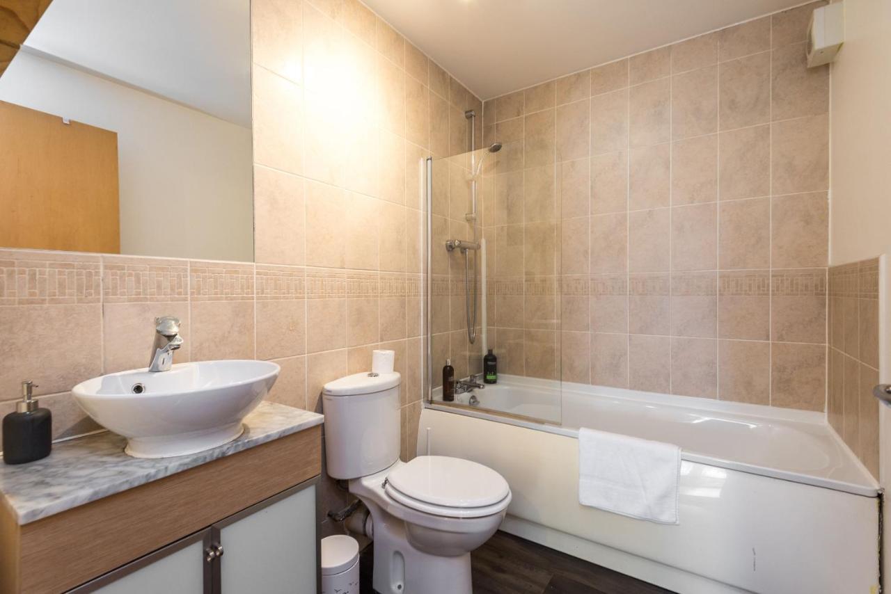 Modern Spacious 3 Bedroom City Centre Apartment - Free Parking - Private Balcony Edinburgh Ngoại thất bức ảnh