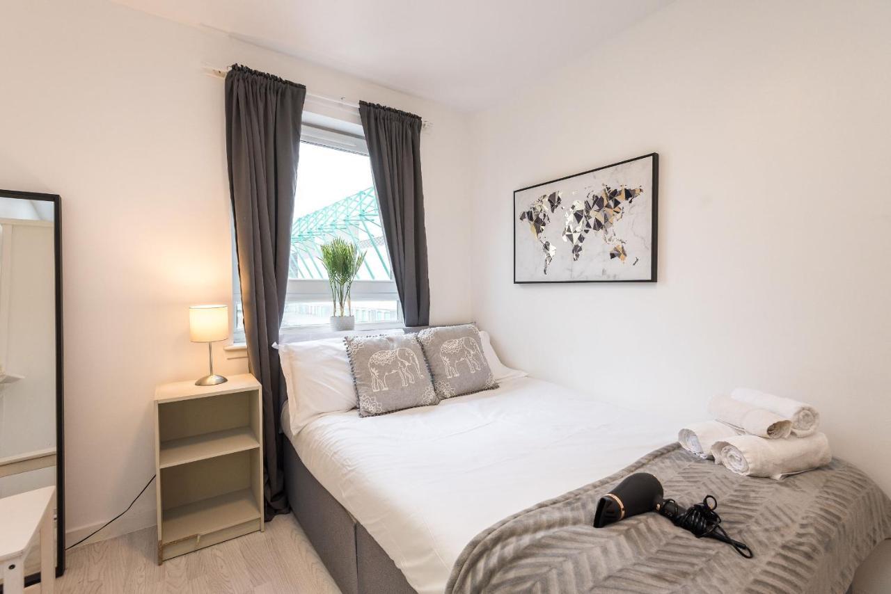 Modern Spacious 3 Bedroom City Centre Apartment - Free Parking - Private Balcony Edinburgh Ngoại thất bức ảnh