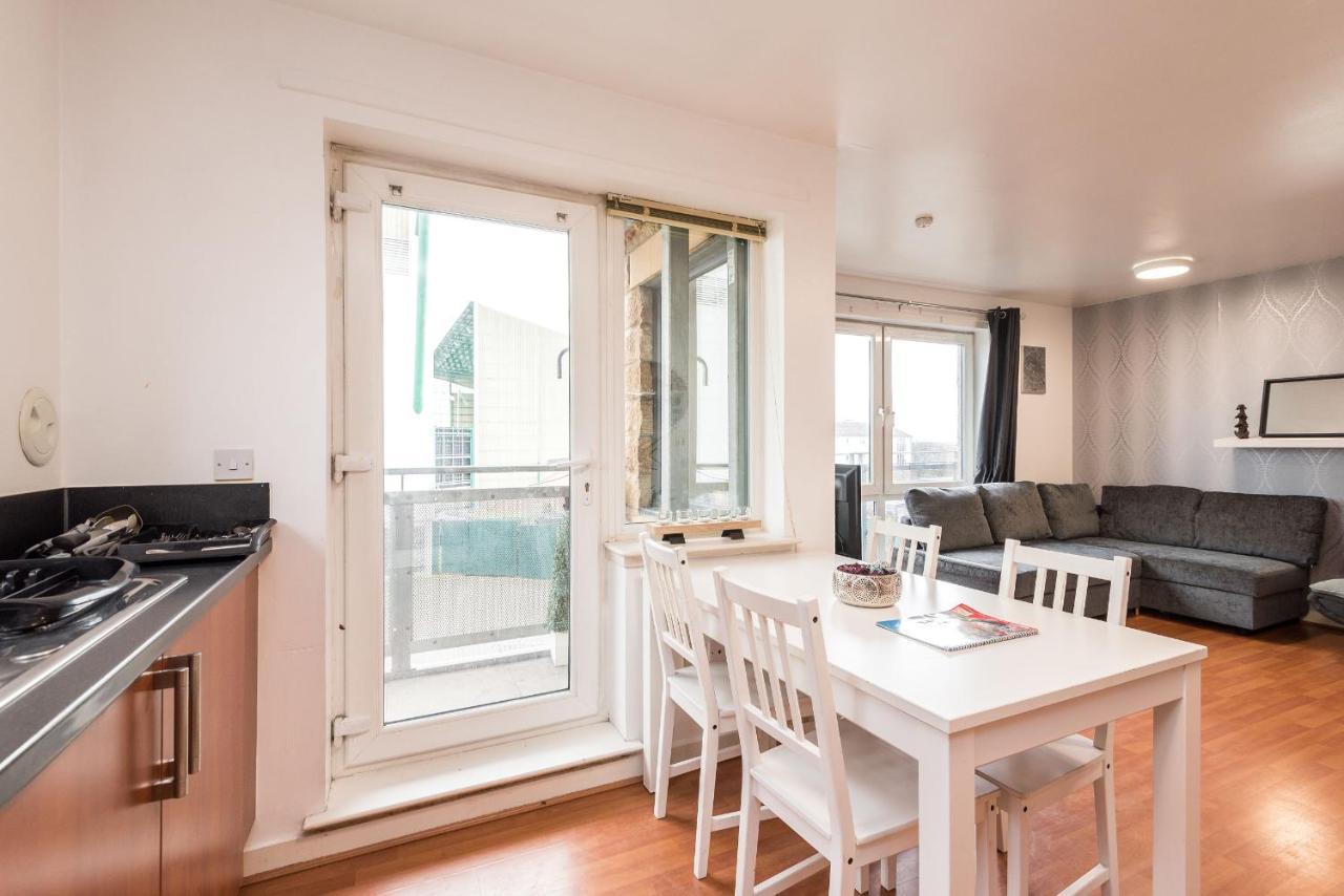 Modern Spacious 3 Bedroom City Centre Apartment - Free Parking - Private Balcony Edinburgh Ngoại thất bức ảnh