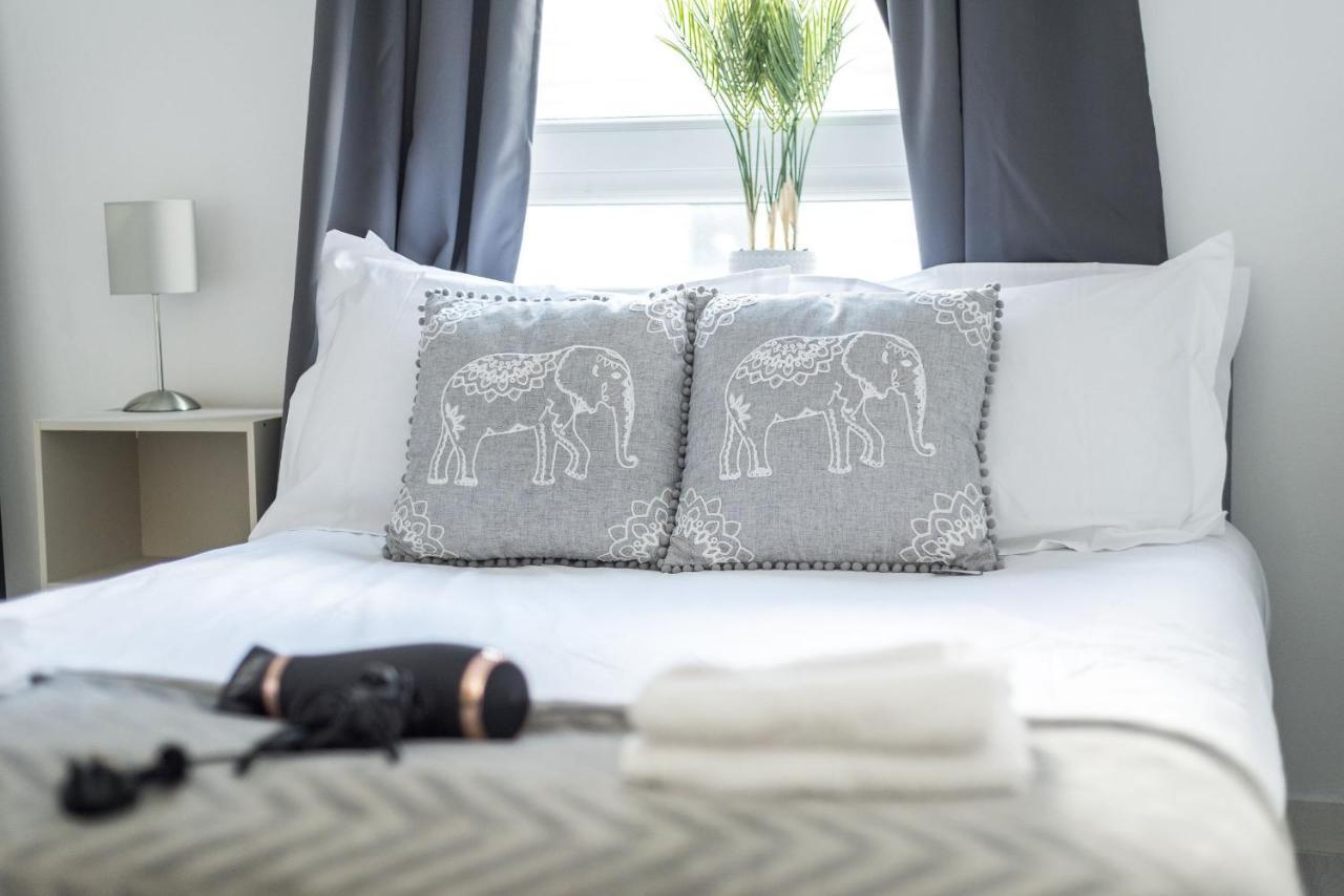 Modern Spacious 3 Bedroom City Centre Apartment - Free Parking - Private Balcony Edinburgh Ngoại thất bức ảnh