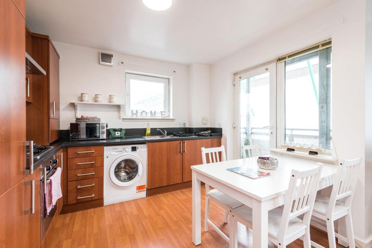 Modern Spacious 3 Bedroom City Centre Apartment - Free Parking - Private Balcony Edinburgh Ngoại thất bức ảnh