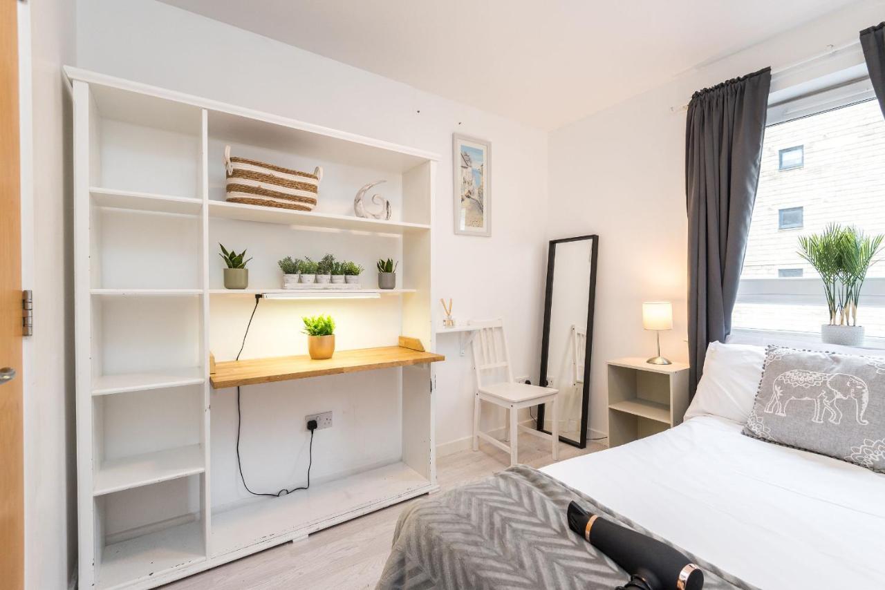 Modern Spacious 3 Bedroom City Centre Apartment - Free Parking - Private Balcony Edinburgh Ngoại thất bức ảnh