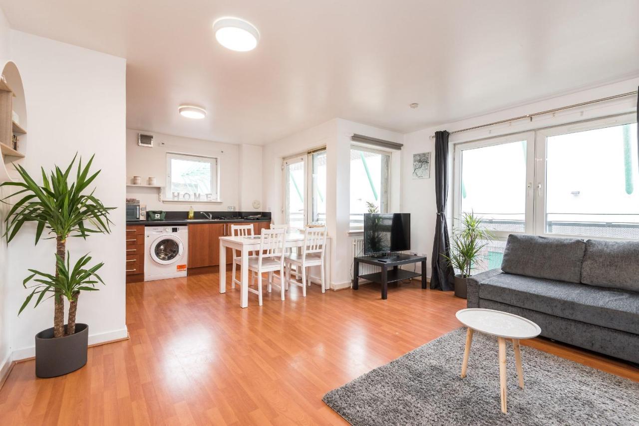 Modern Spacious 3 Bedroom City Centre Apartment - Free Parking - Private Balcony Edinburgh Ngoại thất bức ảnh