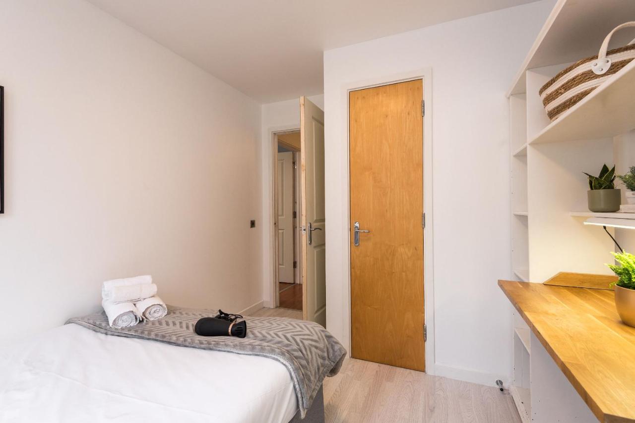 Modern Spacious 3 Bedroom City Centre Apartment - Free Parking - Private Balcony Edinburgh Ngoại thất bức ảnh