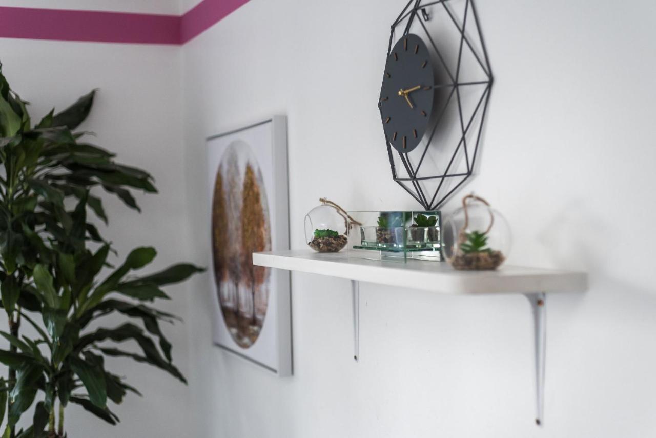 Modern Spacious 3 Bedroom City Centre Apartment - Free Parking - Private Balcony Edinburgh Ngoại thất bức ảnh