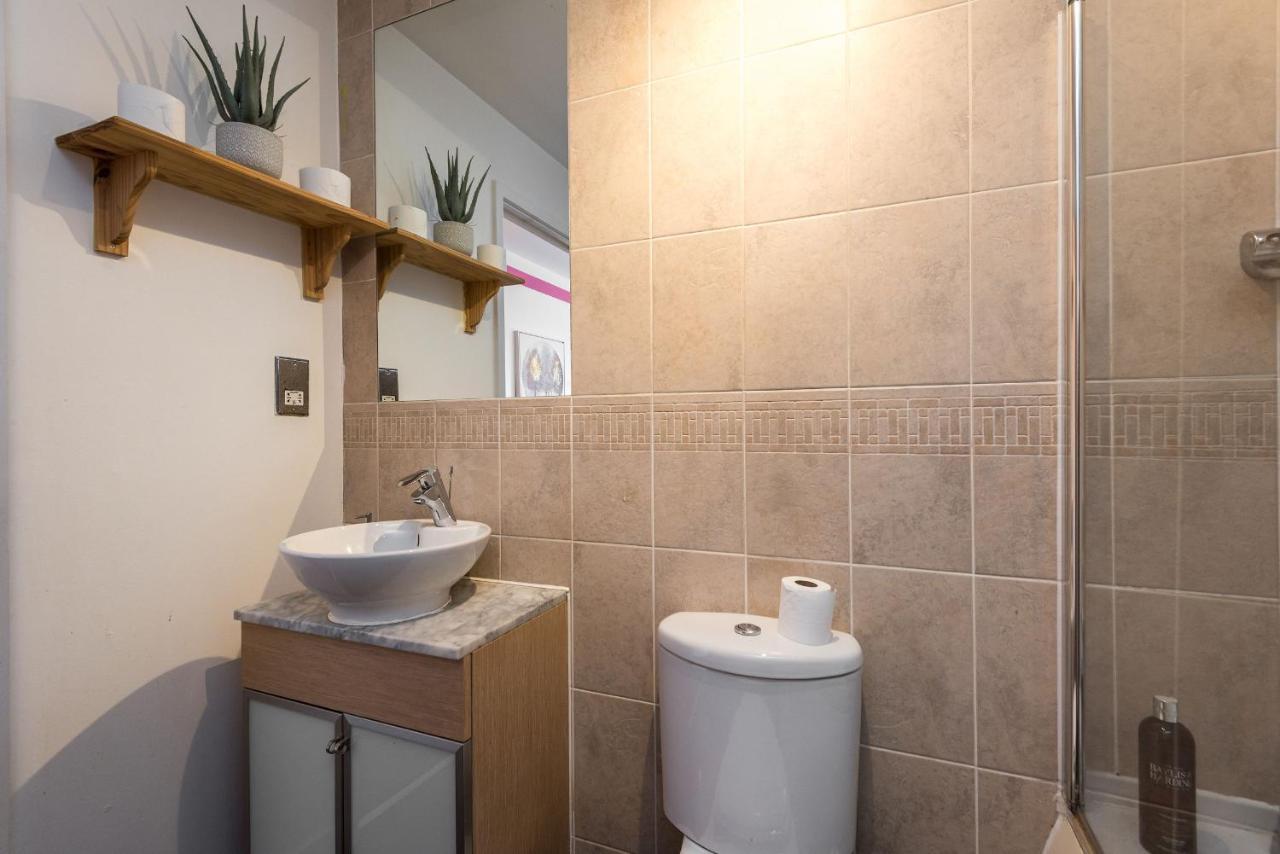 Modern Spacious 3 Bedroom City Centre Apartment - Free Parking - Private Balcony Edinburgh Ngoại thất bức ảnh
