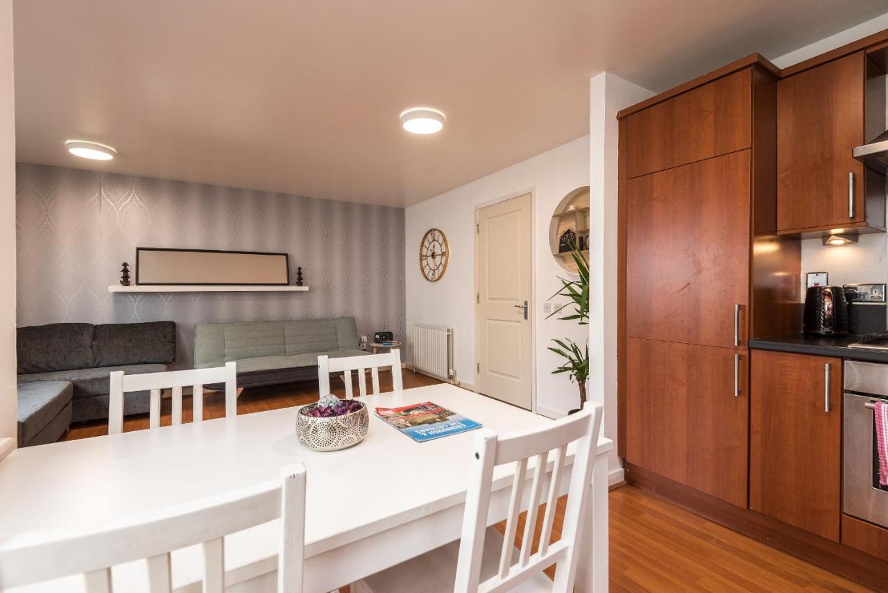Modern Spacious 3 Bedroom City Centre Apartment - Free Parking - Private Balcony Edinburgh Ngoại thất bức ảnh