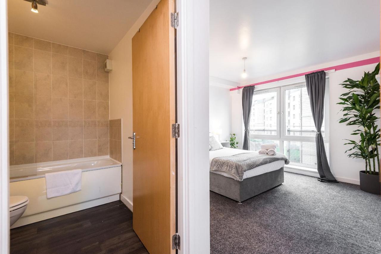Modern Spacious 3 Bedroom City Centre Apartment - Free Parking - Private Balcony Edinburgh Ngoại thất bức ảnh