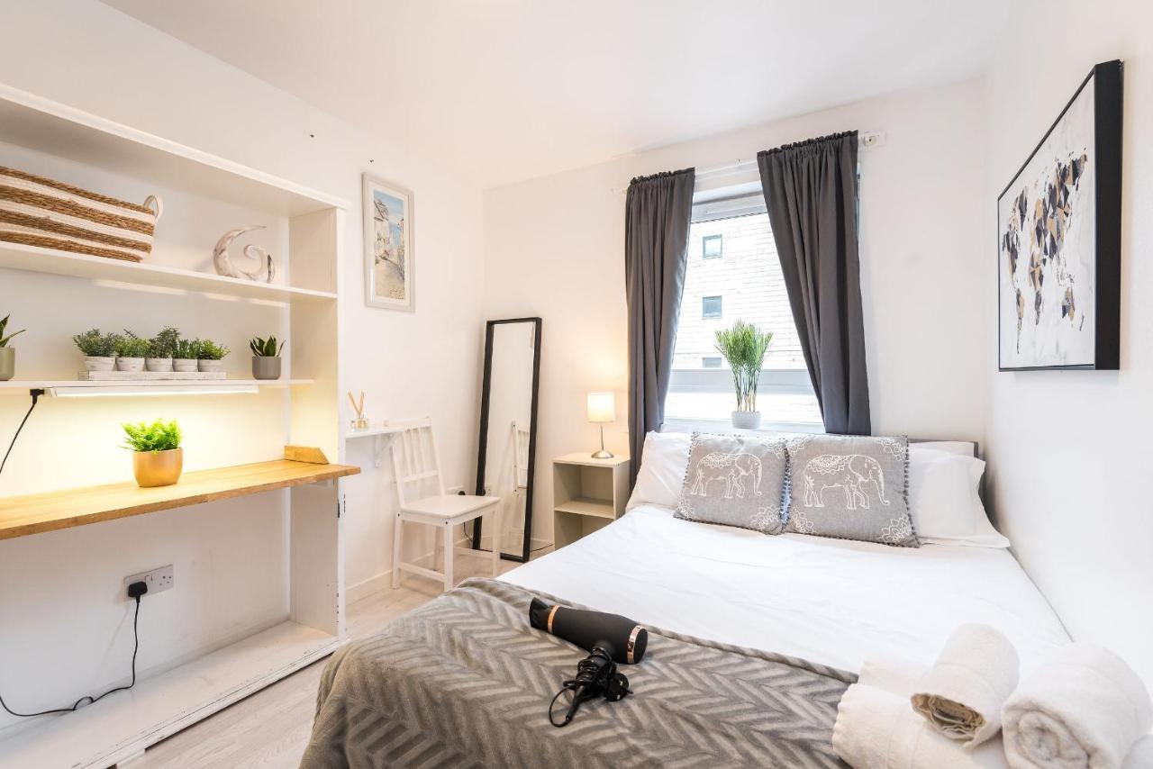 Modern Spacious 3 Bedroom City Centre Apartment - Free Parking - Private Balcony Edinburgh Ngoại thất bức ảnh
