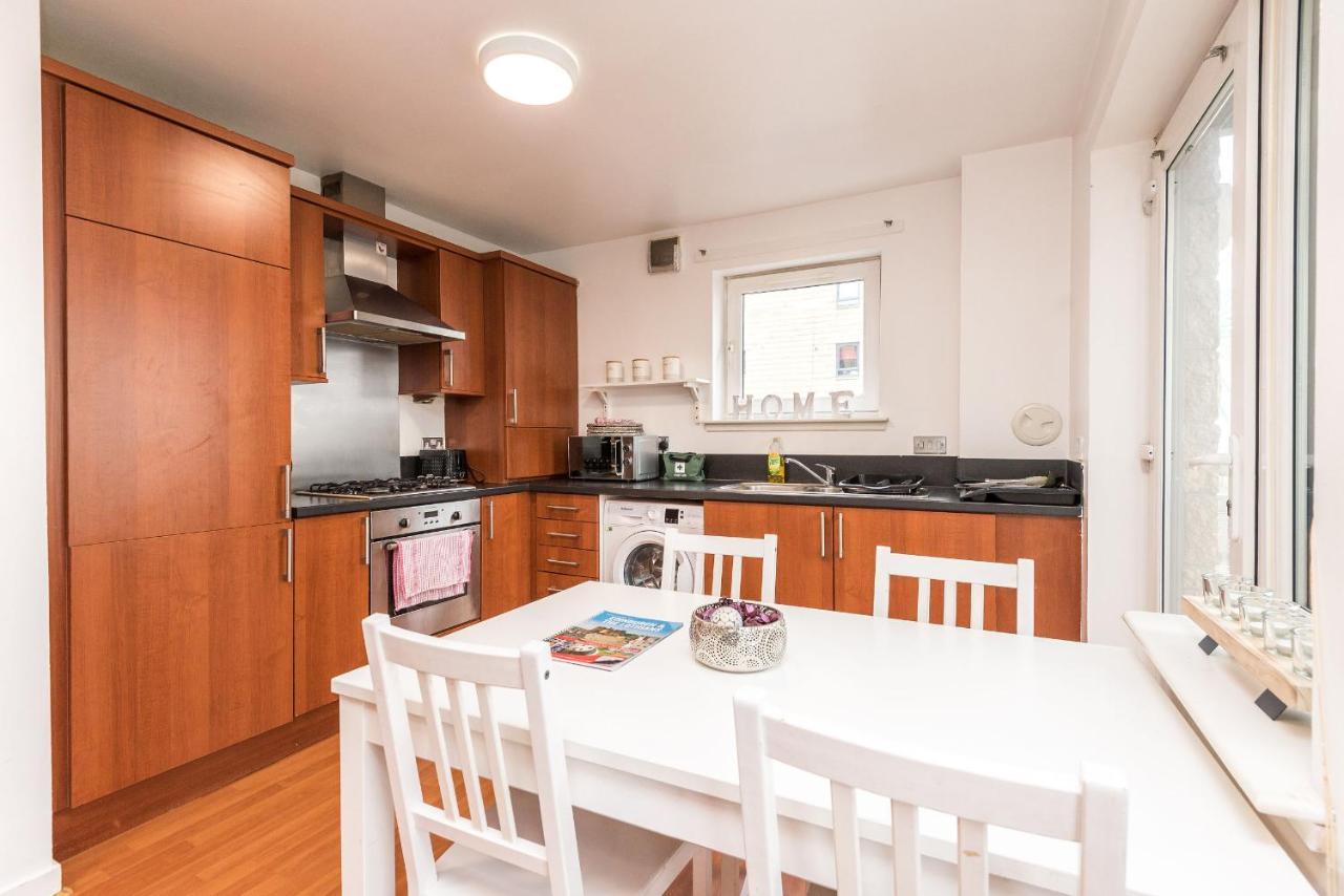 Modern Spacious 3 Bedroom City Centre Apartment - Free Parking - Private Balcony Edinburgh Ngoại thất bức ảnh
