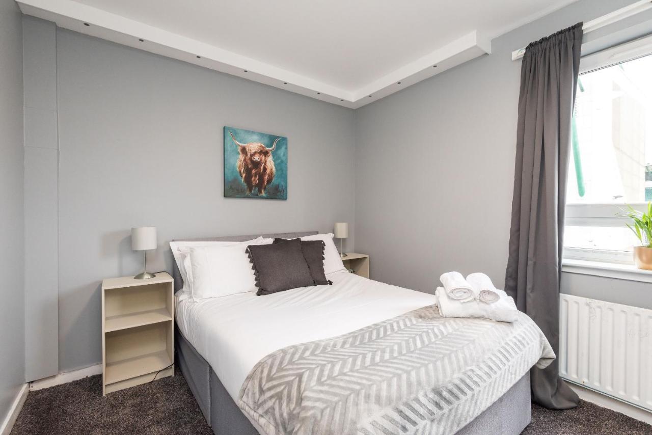 Modern Spacious 3 Bedroom City Centre Apartment - Free Parking - Private Balcony Edinburgh Ngoại thất bức ảnh